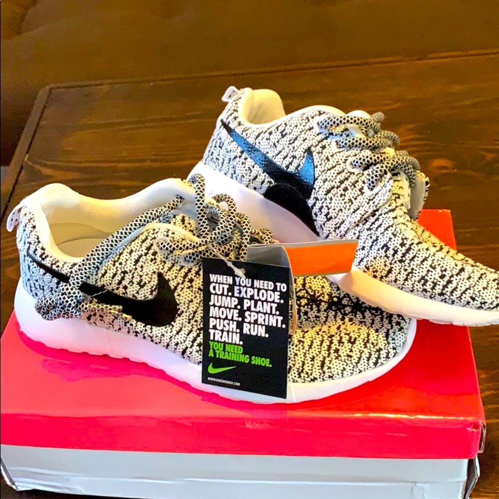 NWT Nike Roshes